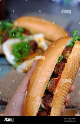  Bánh Mì Thịt Giao: Liệu Sự Kết Hợp Giòn Rụm Của Bánh Mì Có Thể Xua Đuổi Sợi Lòng Lang Tang Ngọt Của Thịt Giao?