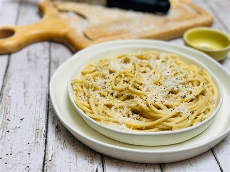  Cacio e Pepe: Một Món Bánh Phô Mai và Tiêu Hạt Thơm Ngon Lôi Cuốn Khó Cưỡng