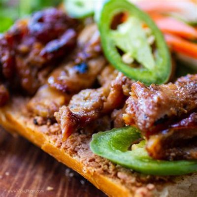  Bánh Mì Gà Xá Ớt - Sự Kết Hợp Hoàn Hảo Giữa Thịt Nướng Phảng Phất Khói Hương và Vị Cay Nóng