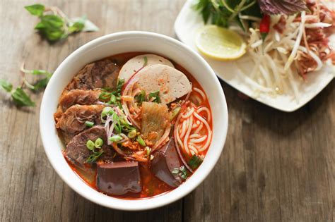  Bún Bò Huế:  Một bát hương vị phong phú như hoàng cung và độ cay nồng ấm áp như tình yêu đầu