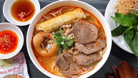  Bún Bò Huế: Sự kết hợp hoàn hảo giữa vị cay nồng của ớt và độ ngọt thanh của nước hầm xương bò!