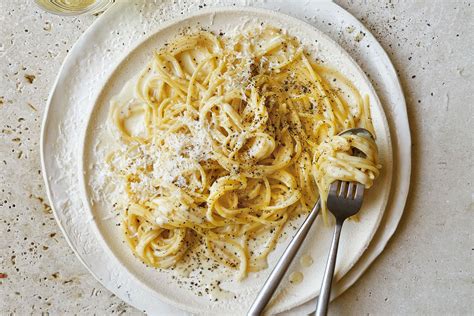  Cacio e Pepe: Umami Bomb Meets Cheesy Paradise!