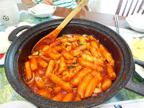  Ddeokbokki: Spicy Sweetness and Chewy Goodness Intertwined in Every Bite!