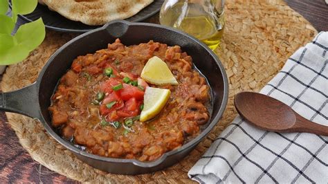  Foul Medames:  A Symphony of Creamy Legumes and Earthy Spices that Dance on Your Tongue!