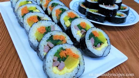  Gimbap: Vị Lạnh Của rong biển kết hợp với vị cay nồng của kimchi!