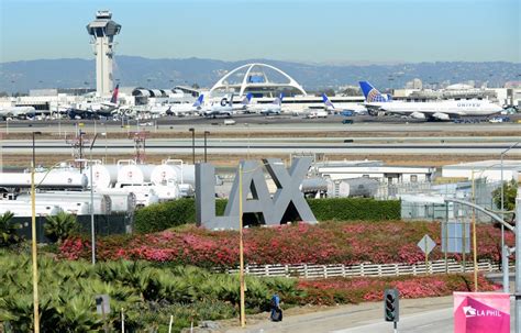 로스앤젤레스 공항: 시간 여행자의 중간 기착지