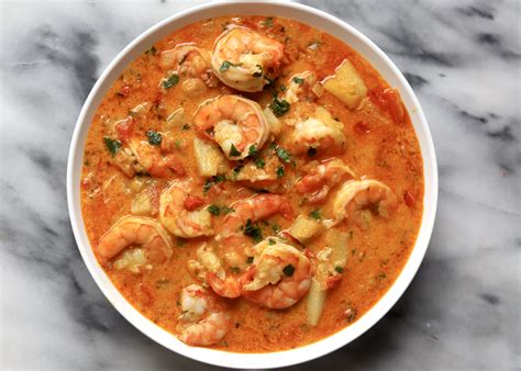  Moqueca de Camarão: Một Món Ngon Của Biển Với Sợi Bún Tươi và Hương Vị Chanh Đắng Khơi Dậy!