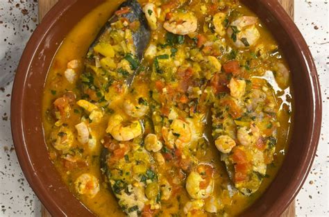  Moqueca de Peixe: An Explosion of Savory Herbs and Creamy Coconut Milk Goodness!