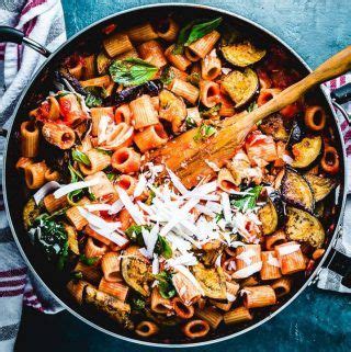  Pasta alla Norma: Một Món Bánh Trộn Ngọt Và Mặn Nổi Tiếng Từ Thành Phố Reggio Calabria!