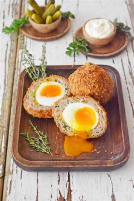  Scotch Eggs:  Một món ăn cổ điển Anh Quốc với lớp vỏ giòn tan bao bọc bên trong là lòng đỏ trứng luộc mềm mại và xúc xích đậm đà