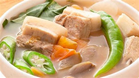  Sinigang na Baboy: Một món ăn chua cay tê tái, kích thích vị giác với hương vị umami của thịt lợn và rau củ tươi ngon!