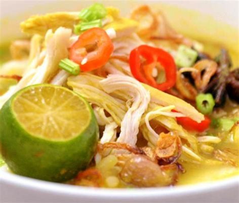  Soto Ayam Palu: A Soul-Soothing Bowl of Aromatic Broth Meets Spicy Indulgence!