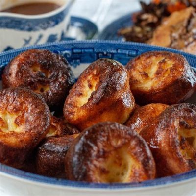  Yorkshire Pudding Thêm Chút Xúc Xích Đã Nướng và Nước Gravy Đậm Dà Vào Một Bữa Ăn Trưa Lạnh Cắt